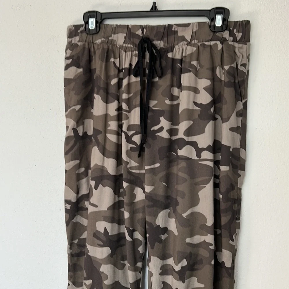 NWT Know One Cares Camo Joggers. Women’s size Large.